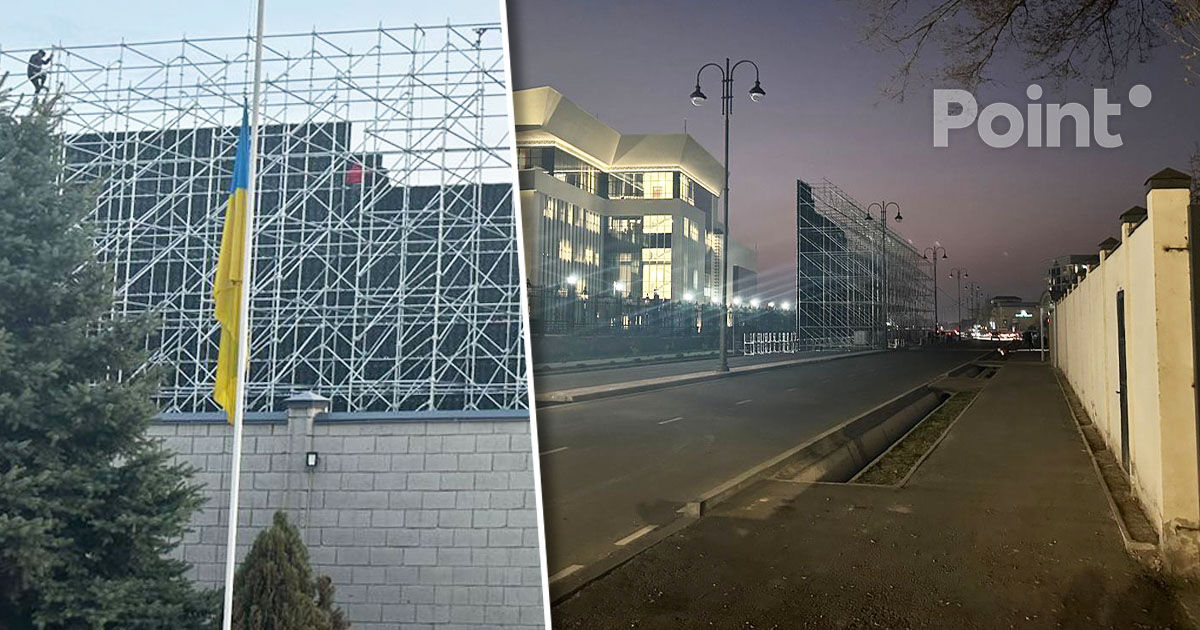 Ambasada Ucrainei, ascunsă în spatele unui ecran cu steagul Rusiei pe durata vizitei lui Putin la Bișkek.
