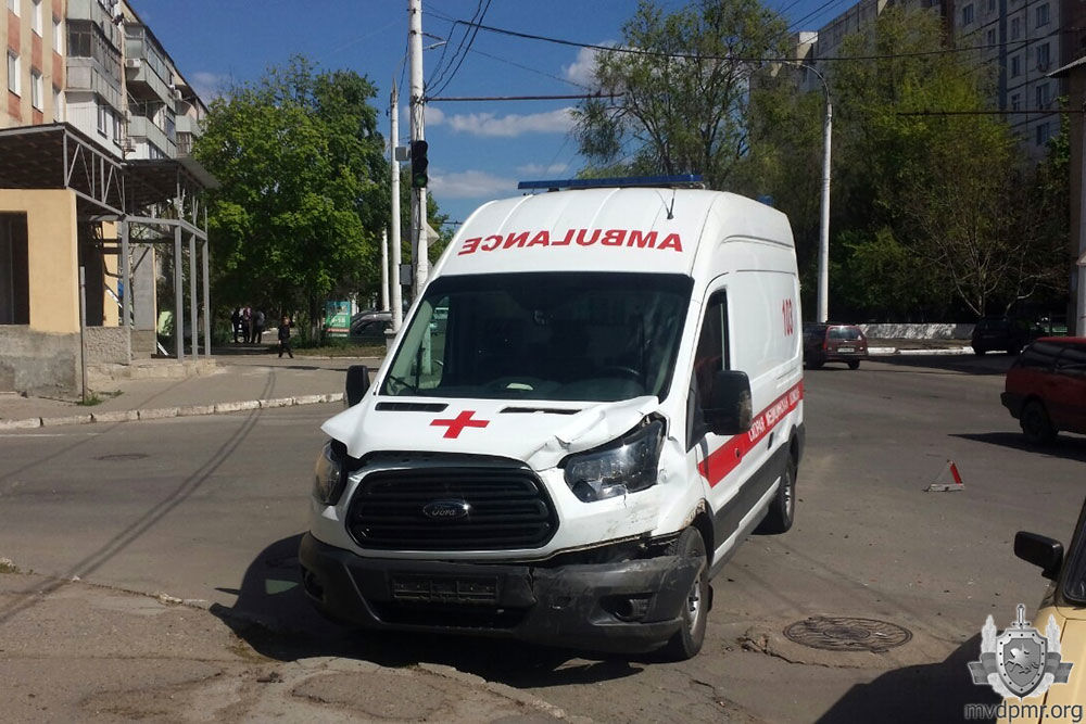 Водитель скорой помощи, торопясь на вызов, не убедился, что ему уступают дорогу и совершил ДТП.
