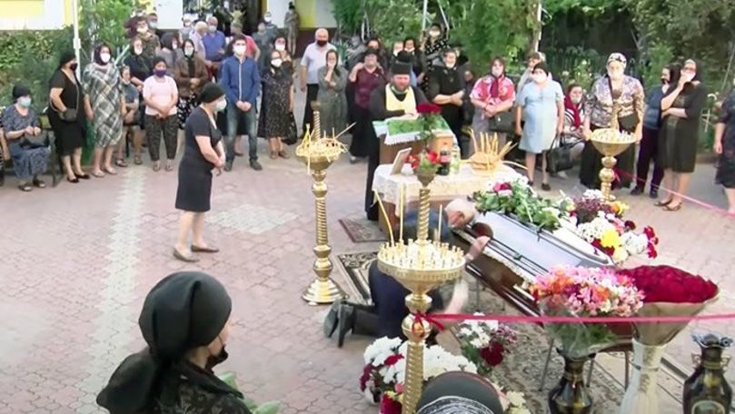 Скончавшегося от COVID-19 священника проводили в последний путь.