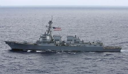 Эсминец ВМС США приблизился к спорным островам в Южно-Китайском море.