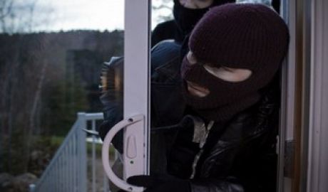 Молодые люди забрали из дома планшет и 20 тысяч леев. Фото: cugetliber.ro