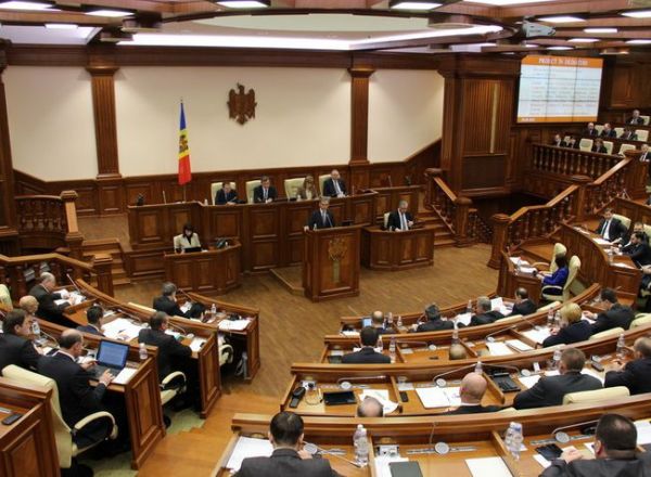 Membrii comisiei de ancheta in cazul Bancii de Economii, Banca Social si Unibank prezinta raportul in Parlament.