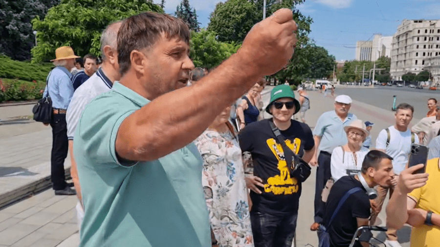 У здания правительства прошла акция в поддержку врача РКБ.