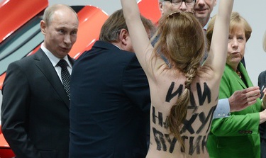 Путин заявил журналистам, что больше был бы рад колбасе или салу, чем прелестям представительниц украинского движения FEMEN.