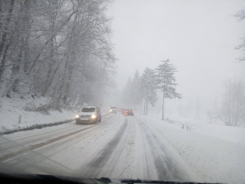 Traficul rutier este în continuare întrerupt pe şase drumuri naţionale.