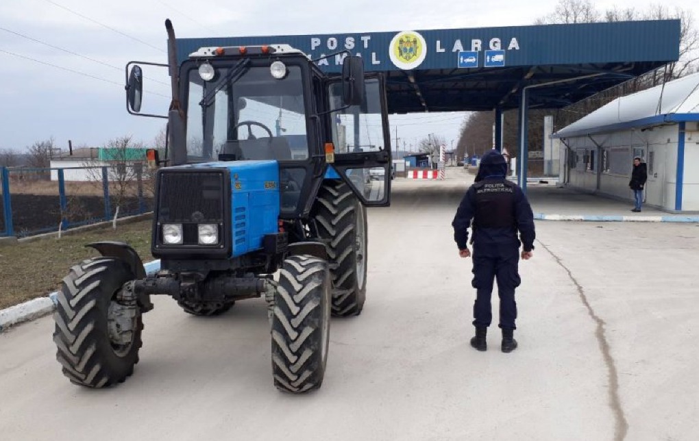 Contrabandă cu tractoare din Republica Moldova în Ucraina: 4 bănuiți. Foto: border.gov.md