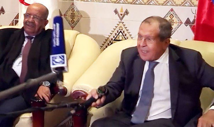 Министр иностранных дел России Сергей Лавров "поздоровался" с микрофоном.