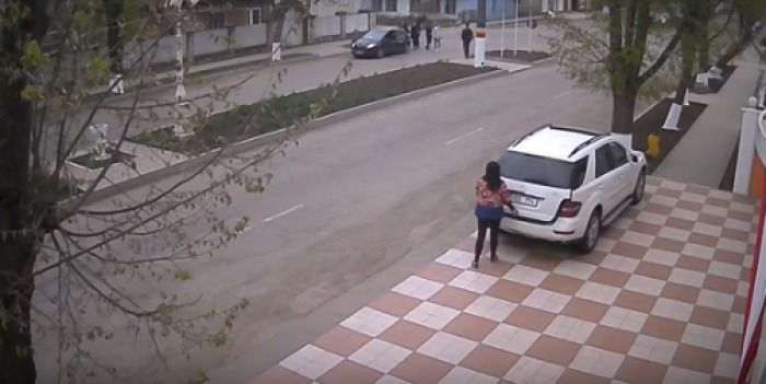 Tânăra care duminică a fost bătută crunt în orașul Drochia spune că îi este frică pentru viața ei. Foto: captură youtube.com