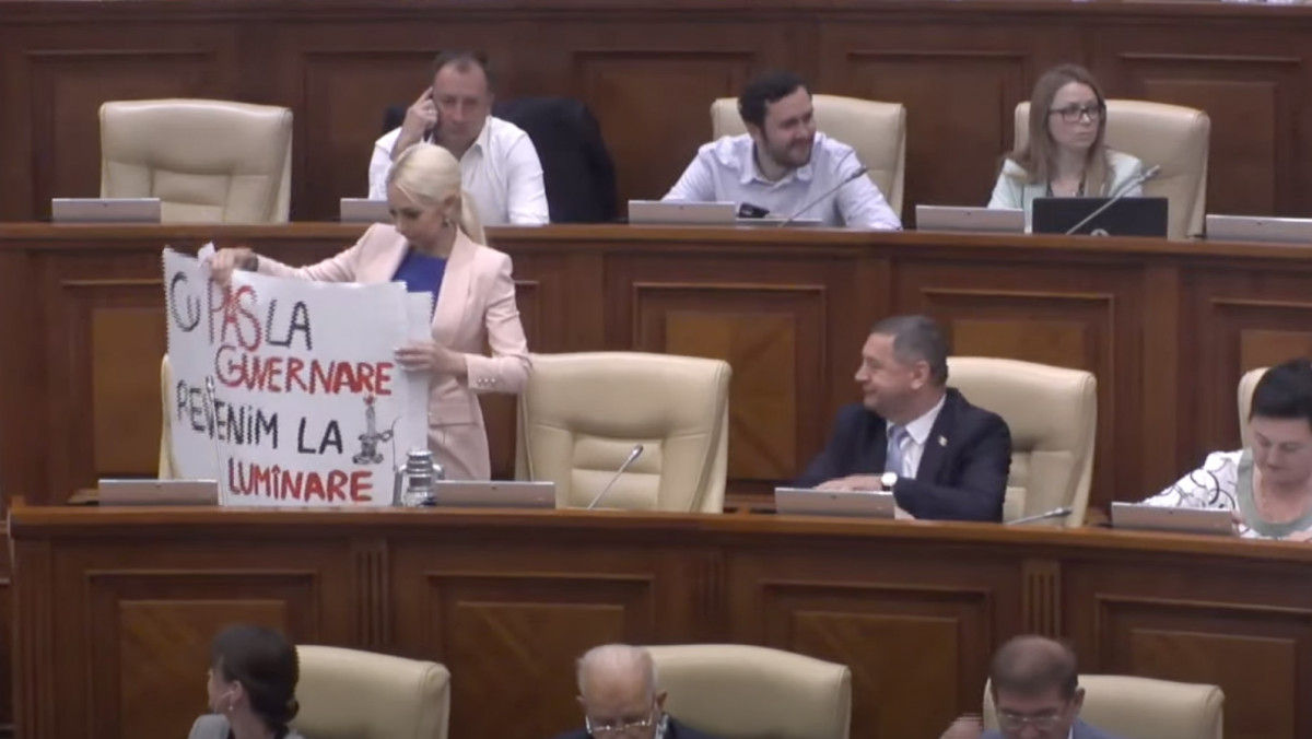 Депутаты ПКРМ и "Шор" принесли в зал заседания плакаты с протеста.