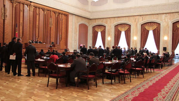 Potrivit legislaţiei în vigoare, dacă Parlamentul îşi reconfirmă votul pentru un proiect de lege