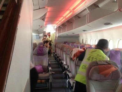 În loc să decidă să efectueze o aterizare de urgenţă, echipa de zbor a hotărât să asigure pături şi perne pentru pasageri, deşi era un zgomot infernal în avion, iar temperatura scăzuse sub zero grade.