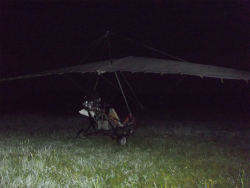 O metodă ingenioasă a fost transportarea pe cale aeriană, cu deltaplanul