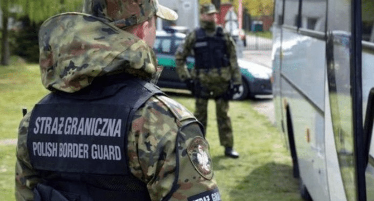 В Польшу из Беларуси вторглась группа вооруженных людей в форме.