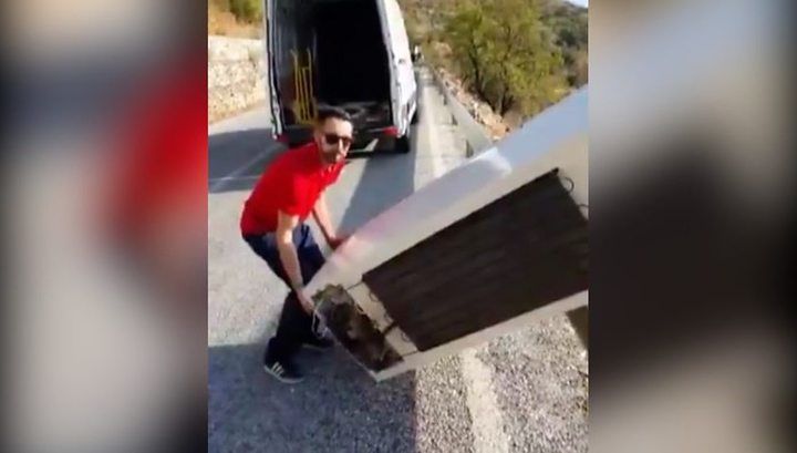 Мужчина в испанском городе Альмерия решил избавиться от ненужного холодильника необычным способом. 