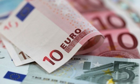 Dolarul american înregistrează record după record. Astăzi s-a scumpit din nou, în timp ce euro s-a ieftinit considerabil.