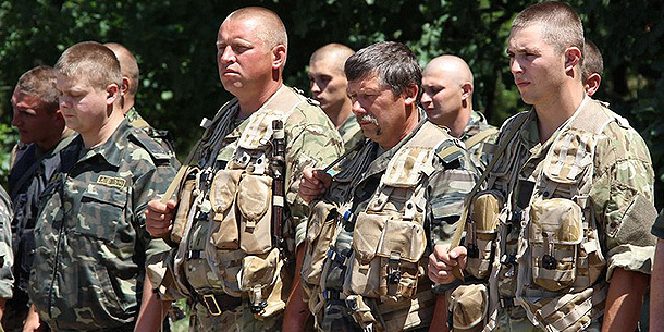 Украинские военные ждут помощи от своих, но ее не поступает.
