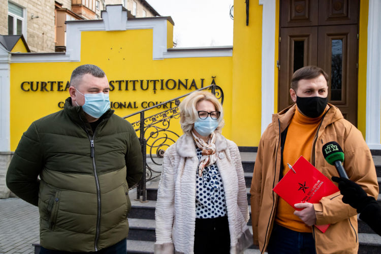 Социалисты обратились в КС по поводу обязательств государства обеспечить гражданам достойную жизнь. 