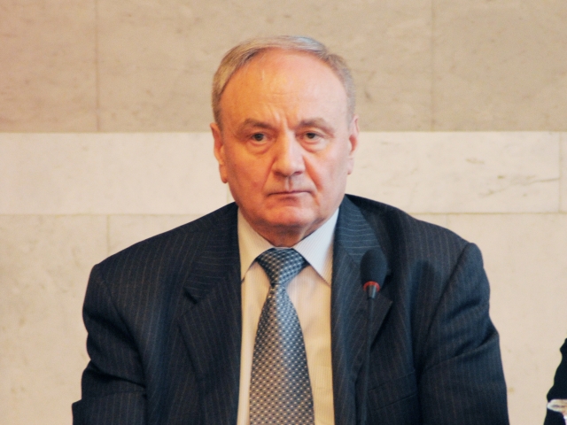 „In pofida unor nesincronizari si restante pe care le avem in tara noastra in diverse domenii, de la cel al justitiei pâna la cel educational.