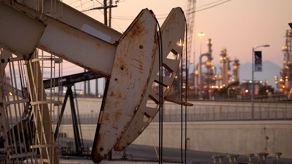 Стоимость Brent превысила $53 за баррель впервые за год.