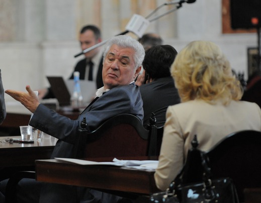 Timp de jumătate de oră deputații comuniști s-au contrat cu președintele Comisiei, Veaceslav Ioniță, pe marginea oportunității audierilor în acest format.