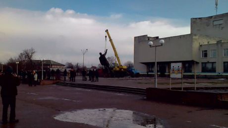 Cel mai mare monument al lui Lenin din Ucraina, aflat într-un oraş din nord-estul ţării, a fost demontat.