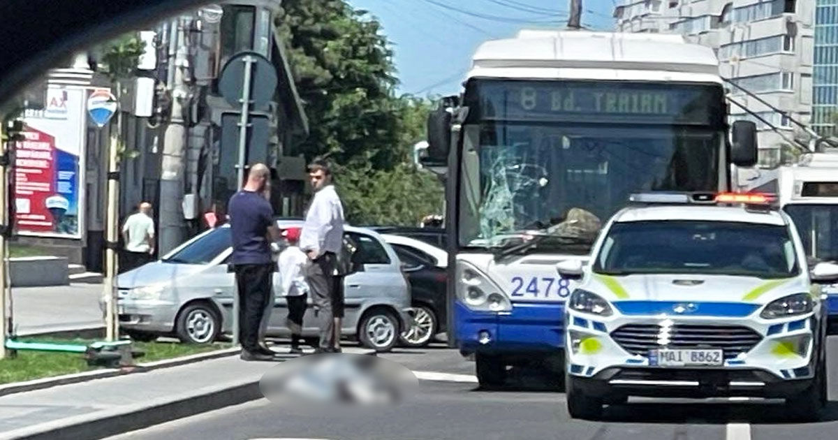 Transportatorii publici cer eliberarea șoferului de troleibuz reținut și amenință cu blocarea drumurilor.