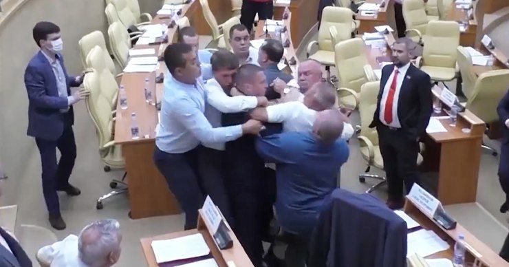 Депутаты устроили драку из-за провокационного плаката в Ульяновске.