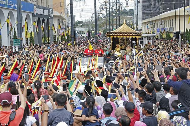Sultanul din Brunei, într-un car de aur tras de 50 de bărbați.