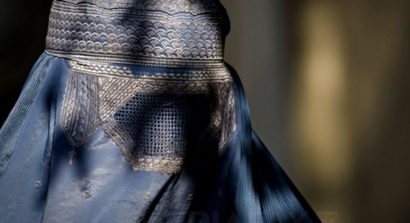 Vălul islamic ar trebui interzis în fotografiile din paşapoarte, a declarat un politician elveţian.