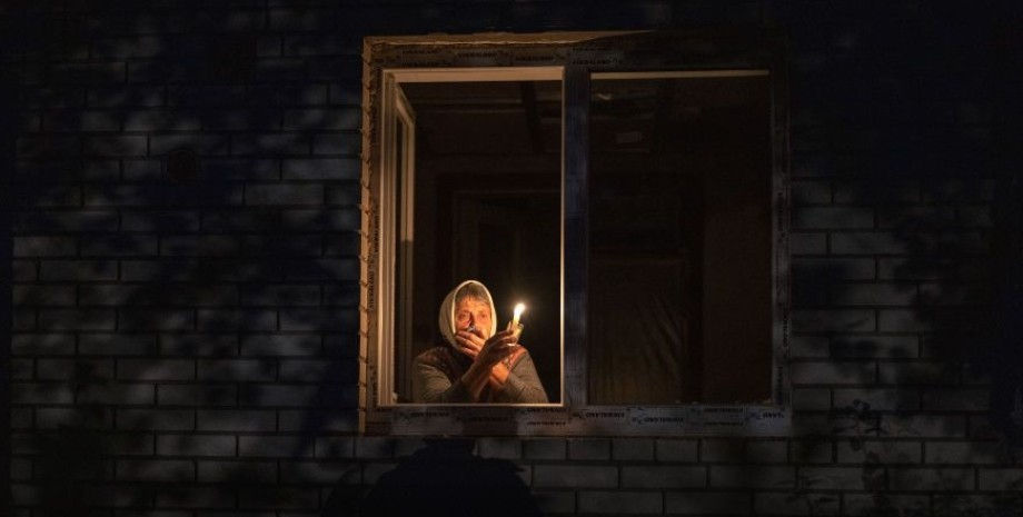 Около 200 населенных пунктов оставались без электричества в воскресенье вечером.