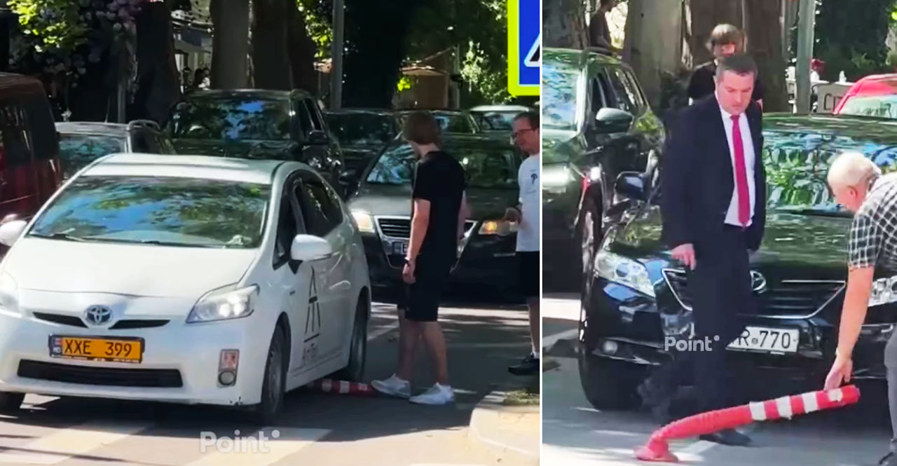 В Кишиневе автомобилисты устроили пробку на велодорожке, погнув защитные столбики.