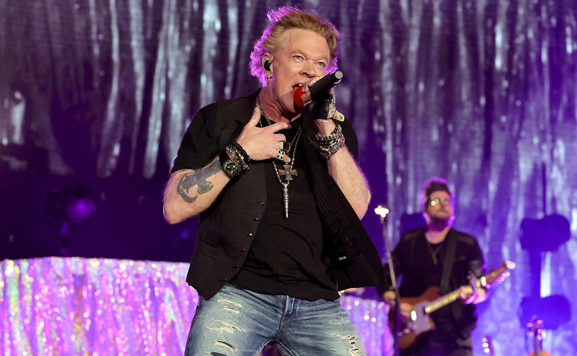 На солиста Guns N' Roses Эксла Роуза подали в суд за изнасилование.