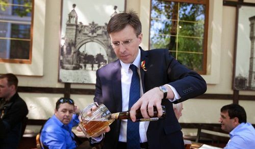 Киртоакэ расхваливает пиво Chisinau.