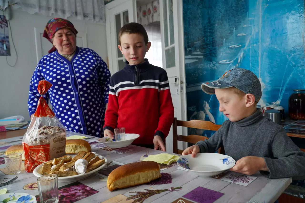 Aproximativ una din zece familii raportează un consum alimentar scăzut.