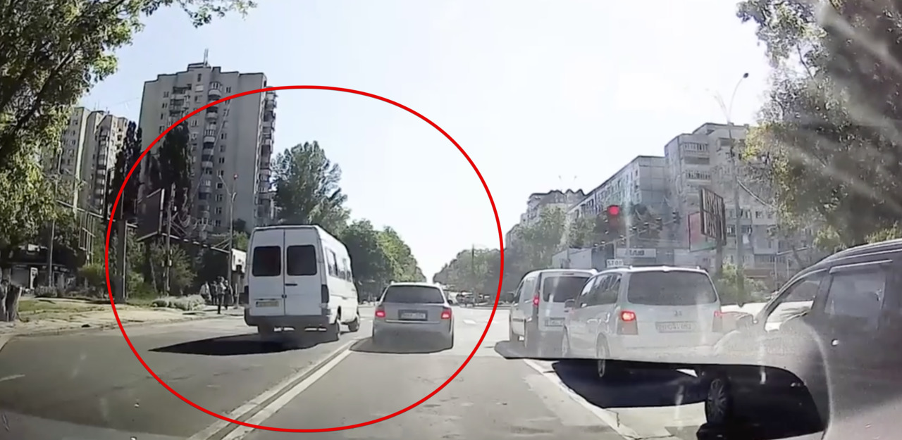 Водители маршруток начали нарушать ПДД в первый же день работы.