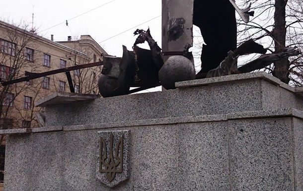 В результате взрыва стела устояла.