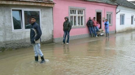 Из-за воды было перекрыто движение транспорта. Машины затоплены.