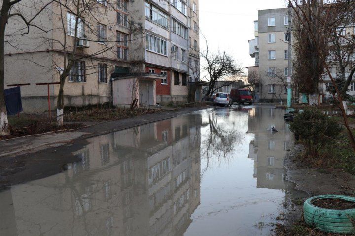 Двор одного из столичных домов залило водой.