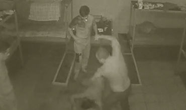Станислав Мирча появляется в видео, в котором Брагуцу подвергают жестокому обращению. 