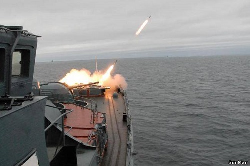 Российская авиация отработала нанесение бомбовых ударов по надводным кораблям.