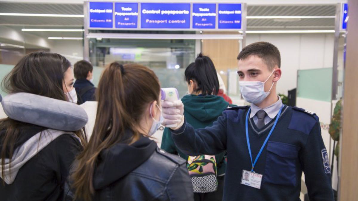 Пассажиры, прилетающие из Италии в Молдову, проходят через термосканер.