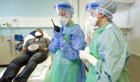 Un angajat medical revenit de curând din Sierra Leone în Marea Britanie a fost depistat pozitiv cu Ebola, fiind plasat în izolare într-un spital din Glasgow, anunţă autorităţile scoţiene.