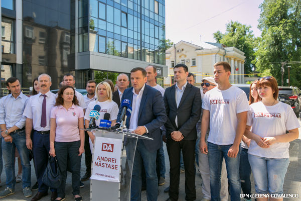 Кандидат от Политической партии „Платформа достоинство и правда” Андрей Нэстасе.