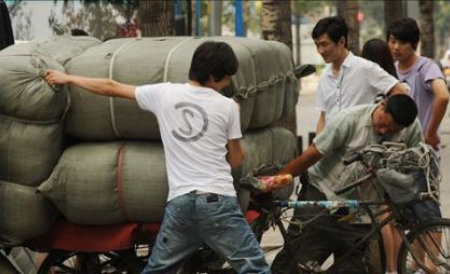 Producţia industrială a încetinit în iunie, în timp ce creşterea comerţului retail a pierdut din avânt. 