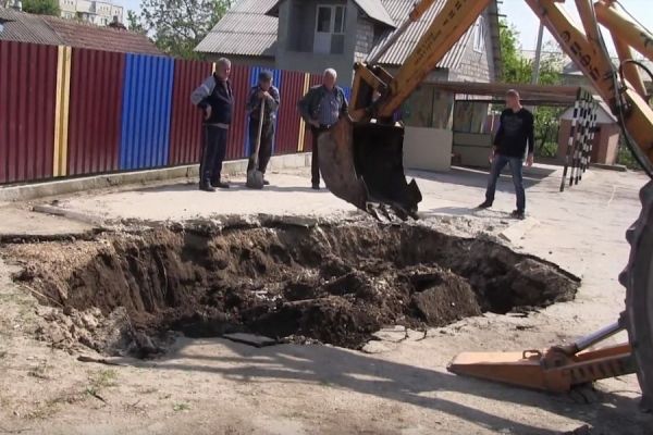 Из-за грунтовых вод в комратском детсаду образовалась воронка в четыре метра глубиной.