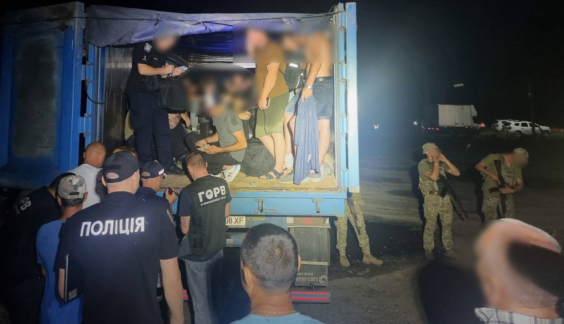 На границе с Молдовой задержали фуру с 40 украинцами в прицепе.