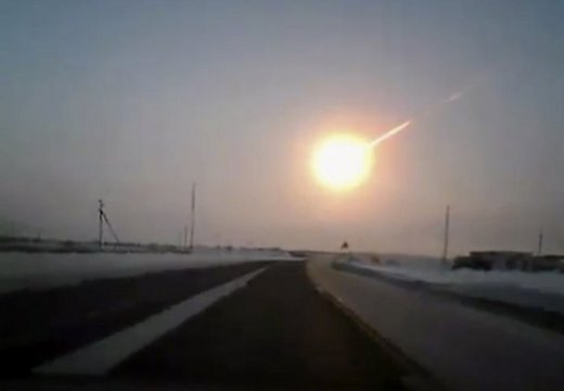 Взорвавшийся космический болид лишь на несколько метров разминулся с самолетом.