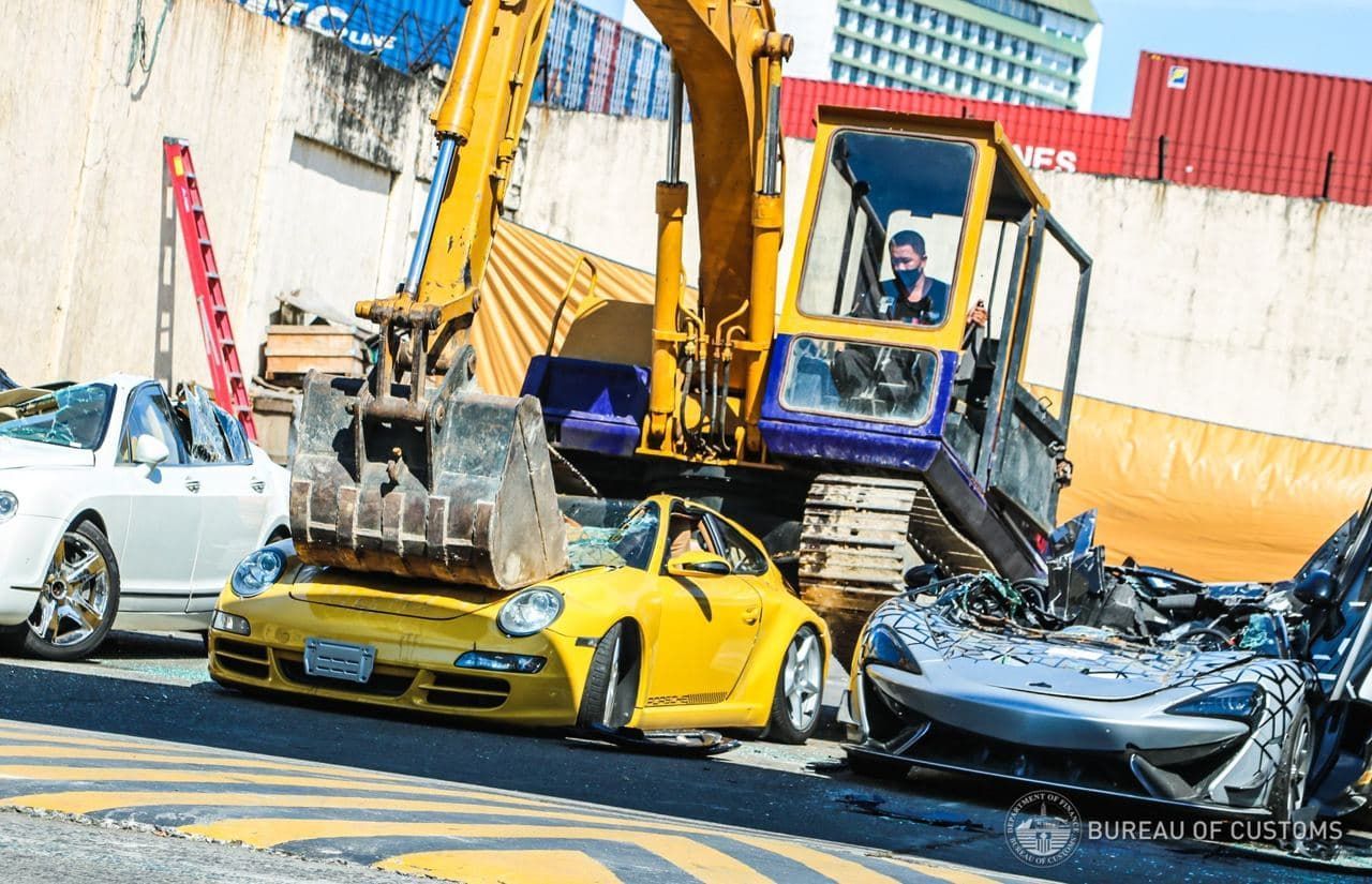 Редкий McLaren и ещё два десятка дорогих авто размозжили бульдозером на Филиппинах.