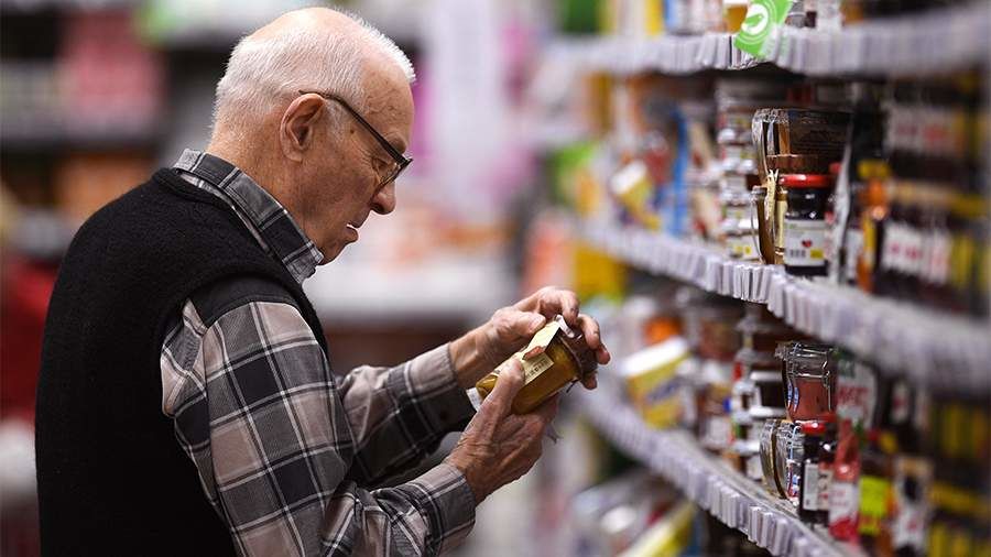 Диетолог назвал вредные для пожилых людей продукты.
