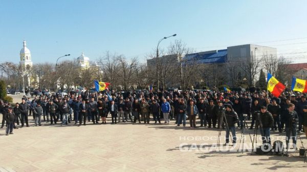 На митинге в Комрате собралось более 500 человек.